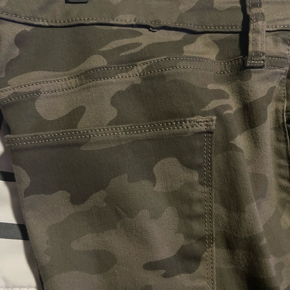 Universal Thread Ankle Length Cropped Cargo Pants. Gently Worn. Size 16/33R. - Picture 11 of 13
